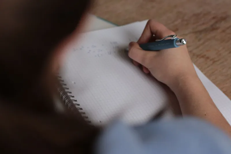 Ink Over Pixels: The Science Behind Why Vietnamese Students Are Returning to Handwritten Notes